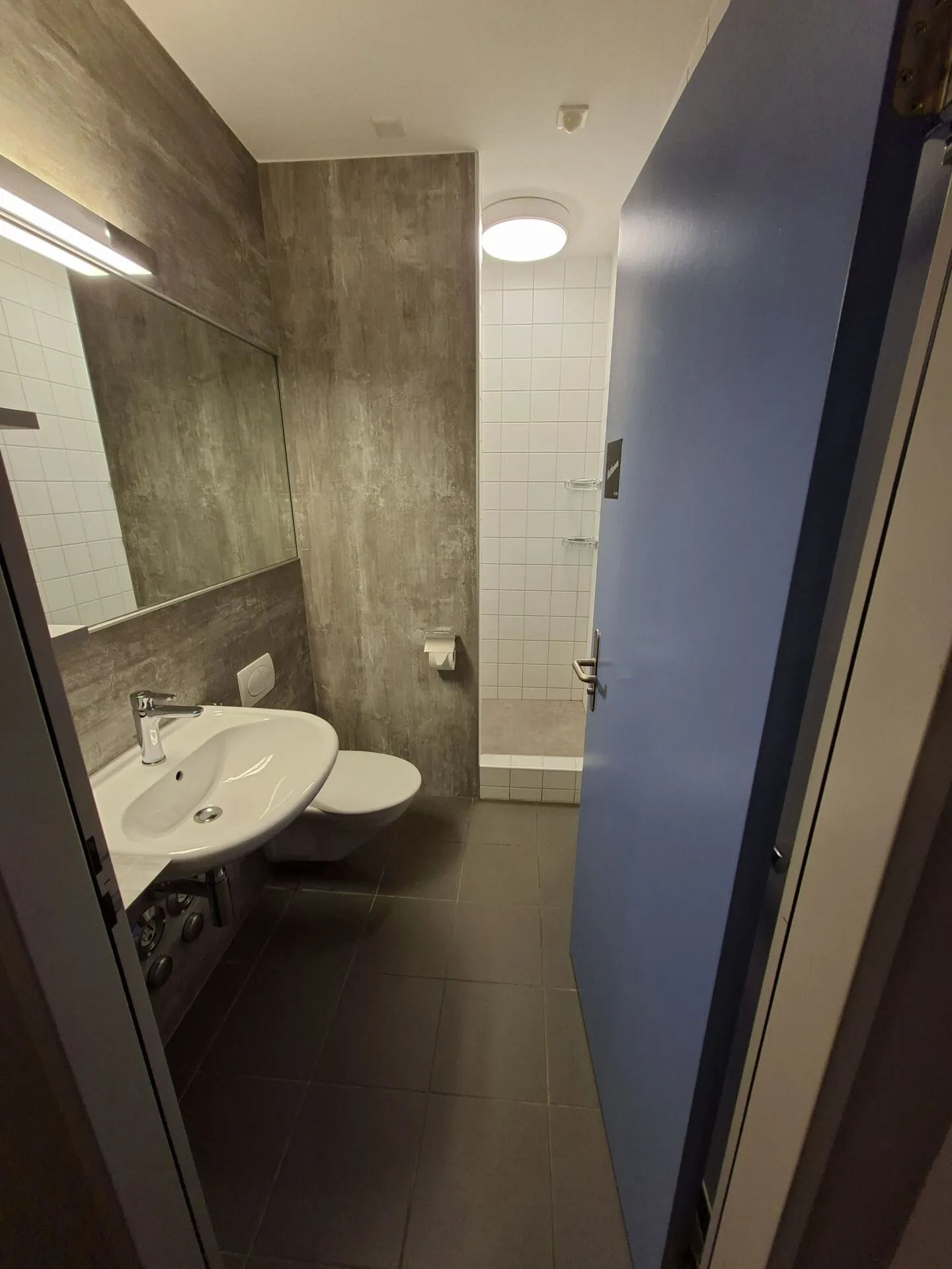 Furnished, bright shared room - central, modern and all-inclusive, 3rd floor room no. 2 - Photo 5 of 7