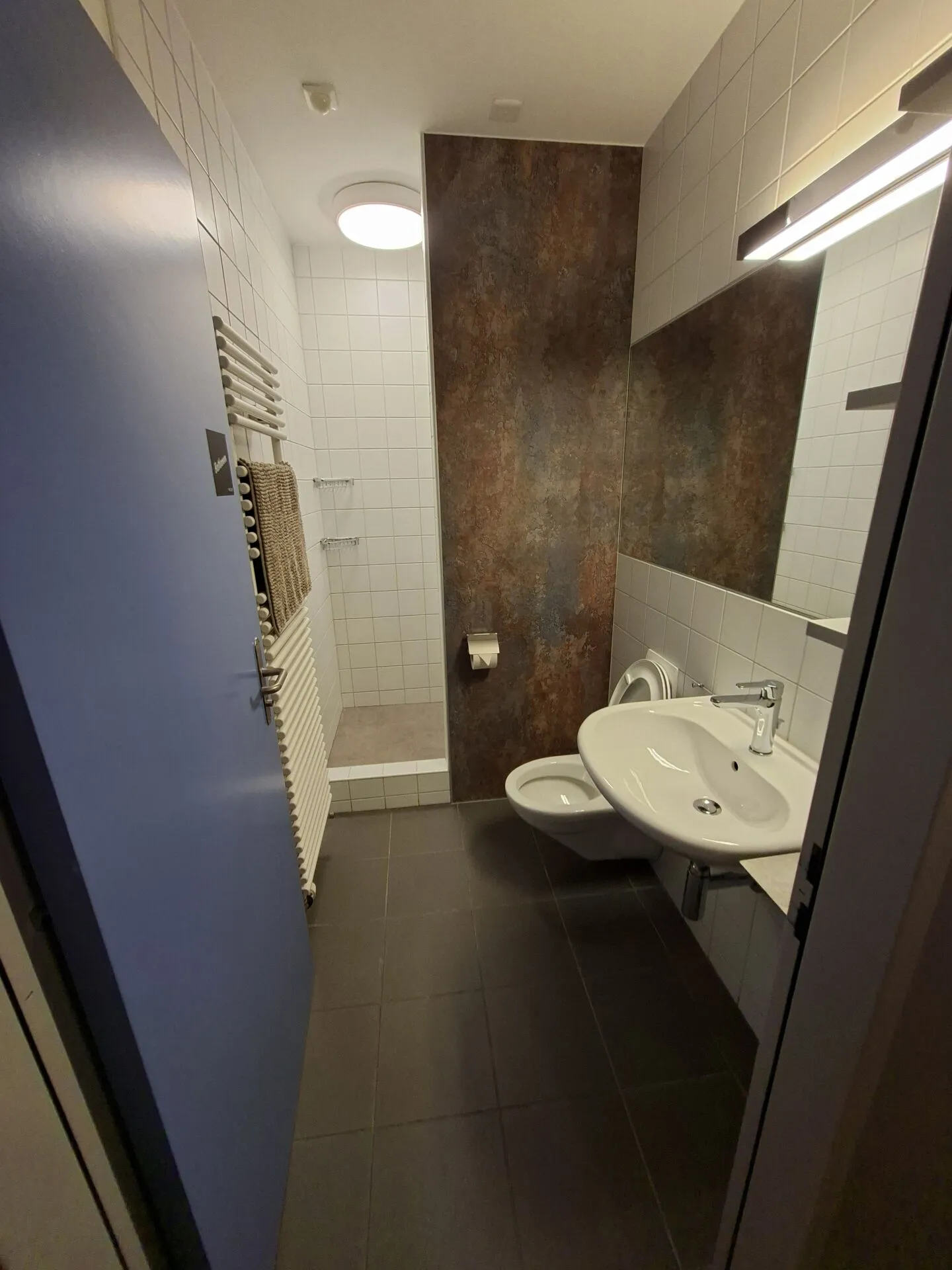 Furnished, bright shared room - central, modern and all-inclusive, 3rd floor room no. 2 - Photo 6 of 7