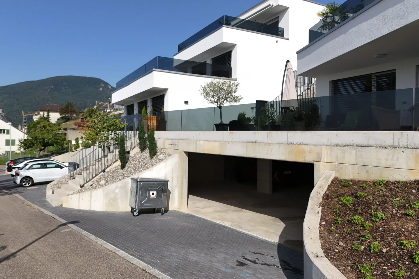 No more scraping ice - Your car in the dry - Photo 1 of 2