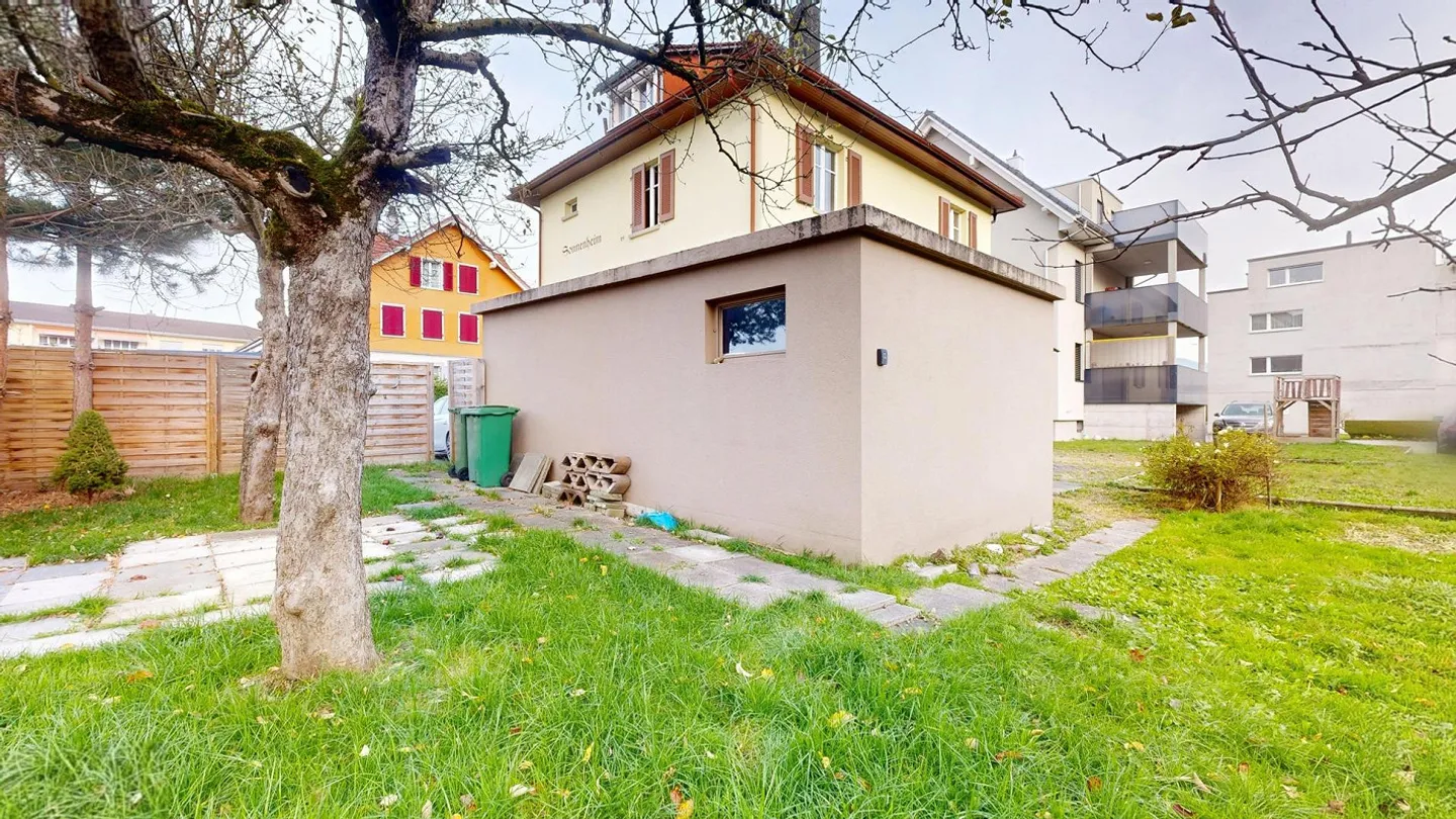 Detached house in need of renovation with potential - Photo 2 of 5