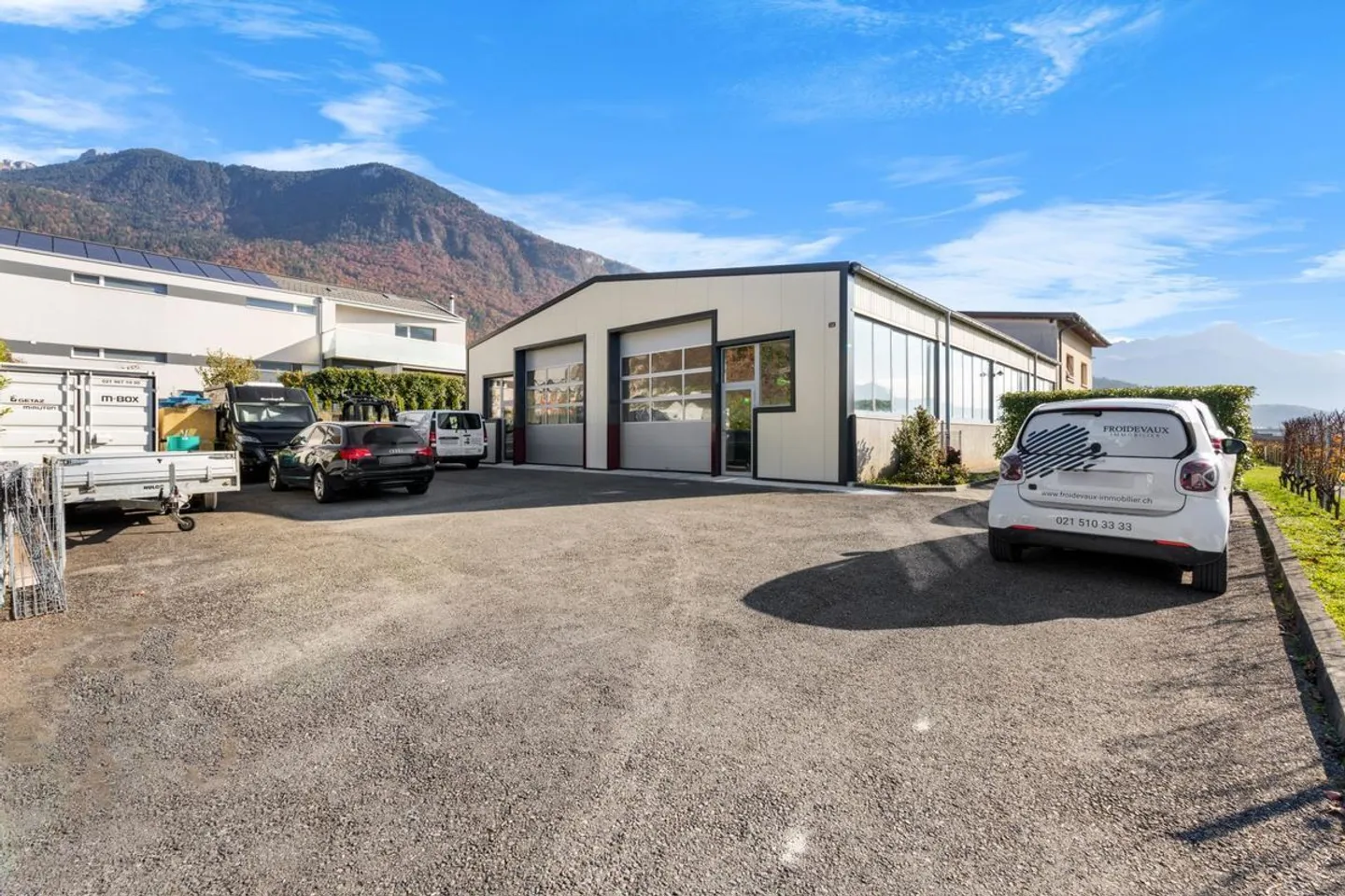 Exceptional property in an industrial area comprising three apartments and a workshop - Photo 1 of 13