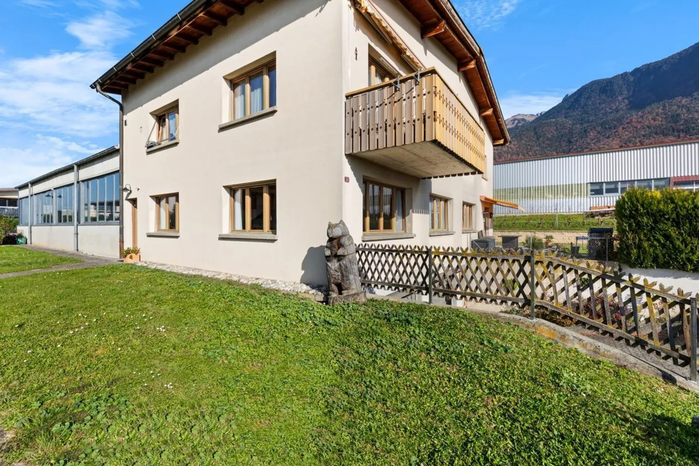 Exceptional property in an industrial area comprising three apartments and a workshop - Photo 5 of 13