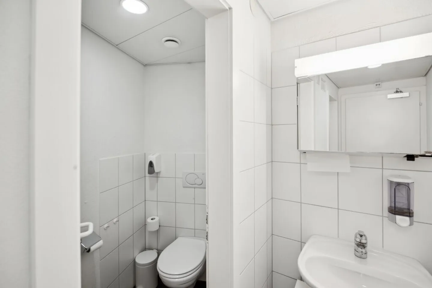 Bureau spacieux de 135m2 dans un emplacement central ! - Photo 8 sur 9
