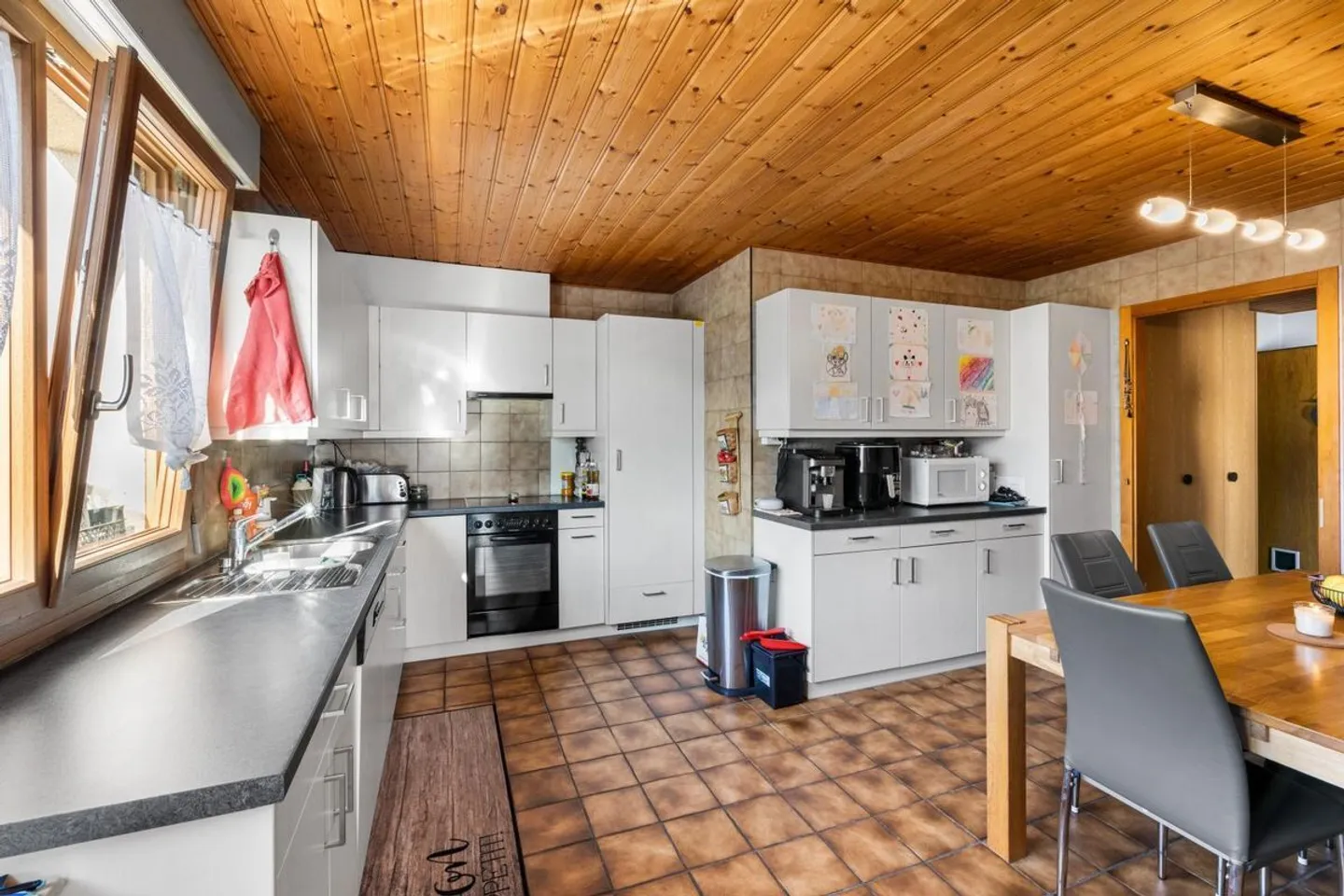 Exceptional property in an industrial area comprising three apartments and a workshop - Photo 12 of 13