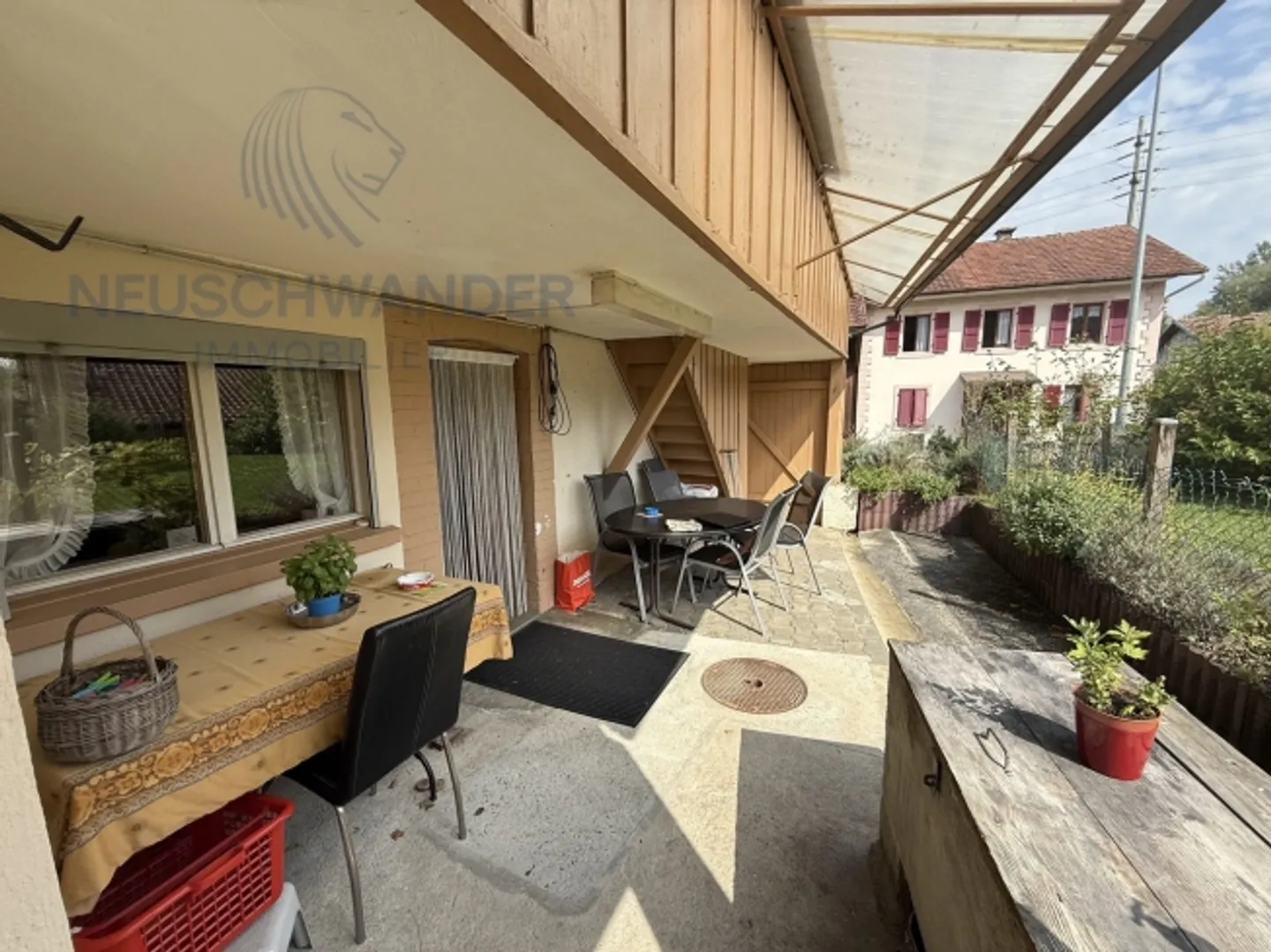 Alto potenziale per questa casa idealmente situata con 2 appartamenti - Foto 2 di 20