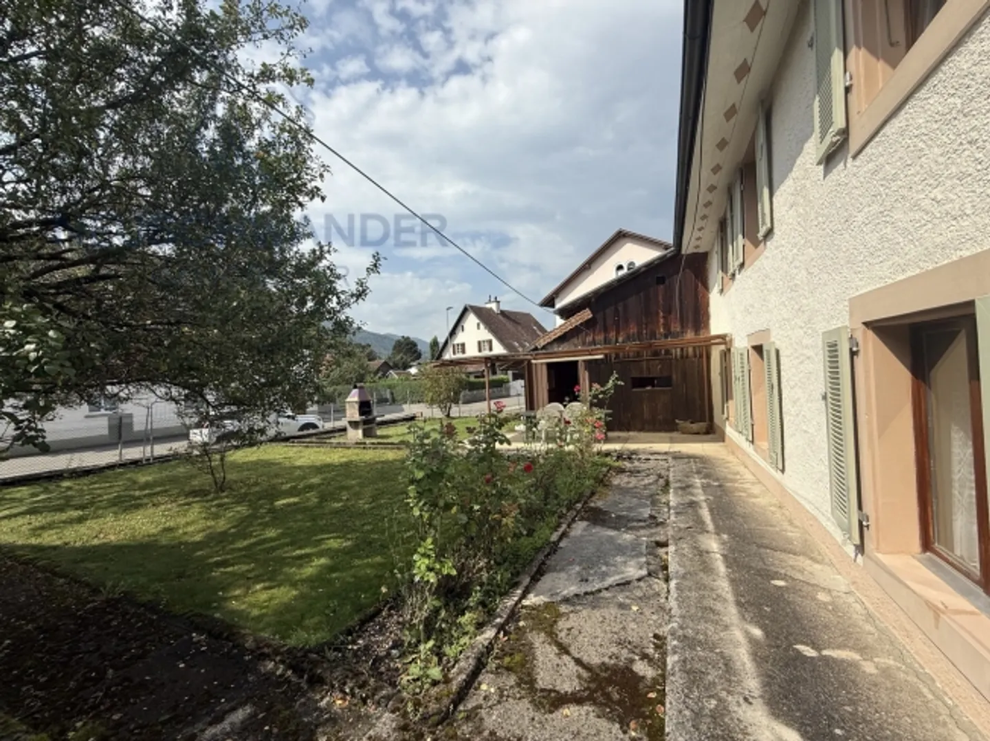 Alto potenziale per questa casa idealmente situata con 2 appartamenti - Foto 3 di 20