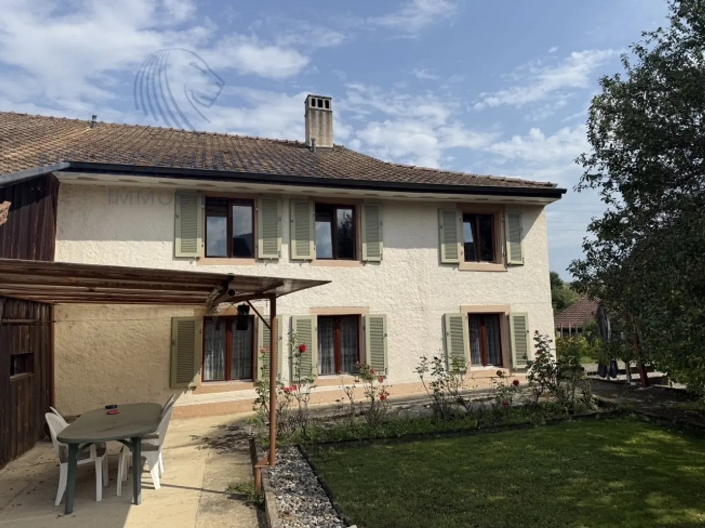 Alto potenziale per questa casa idealmente situata con 2 appartamenti - Foto 1 di 20