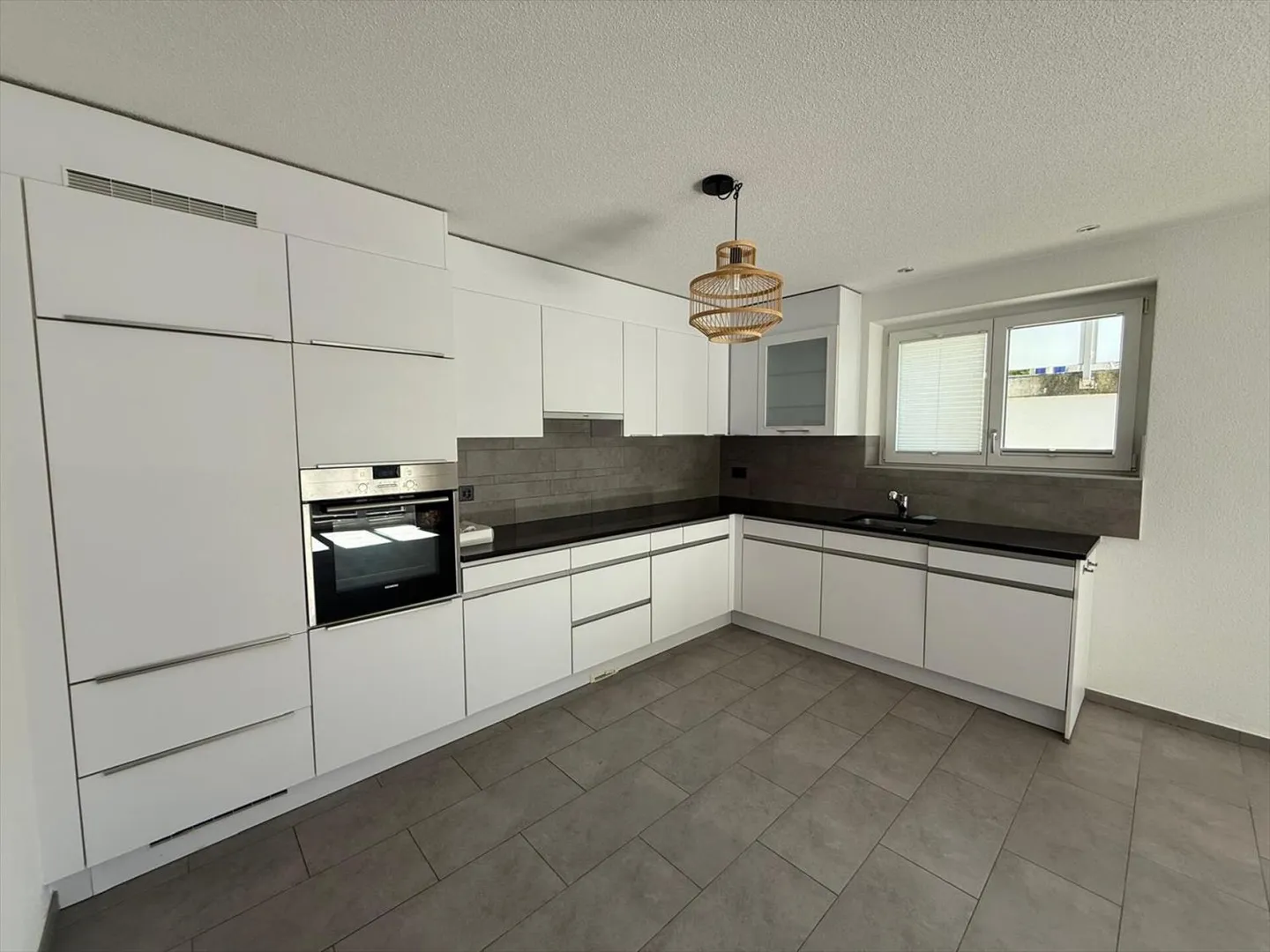 Tavannes, magnifique appartement de 3.5 pièces au rez-de-chaussée avec terrasse - Photo 1 sur 7
