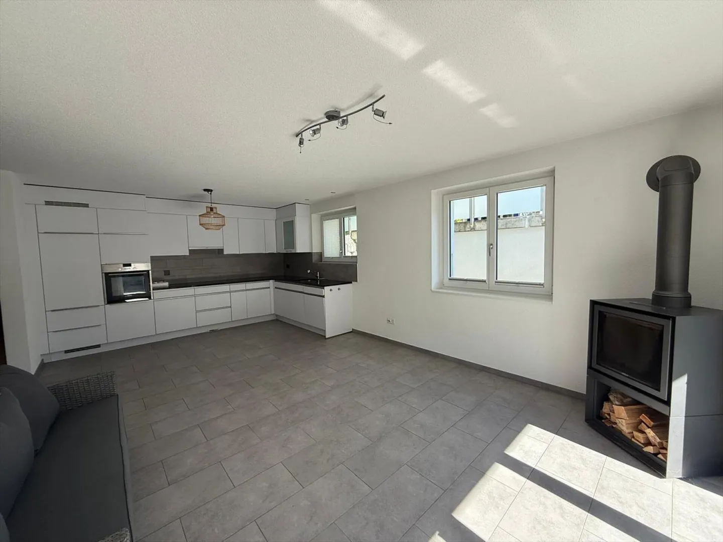 Tavannes, magnifique appartement de 3.5 pièces au rez-de-chaussée avec terrasse - Photo 2 sur 7