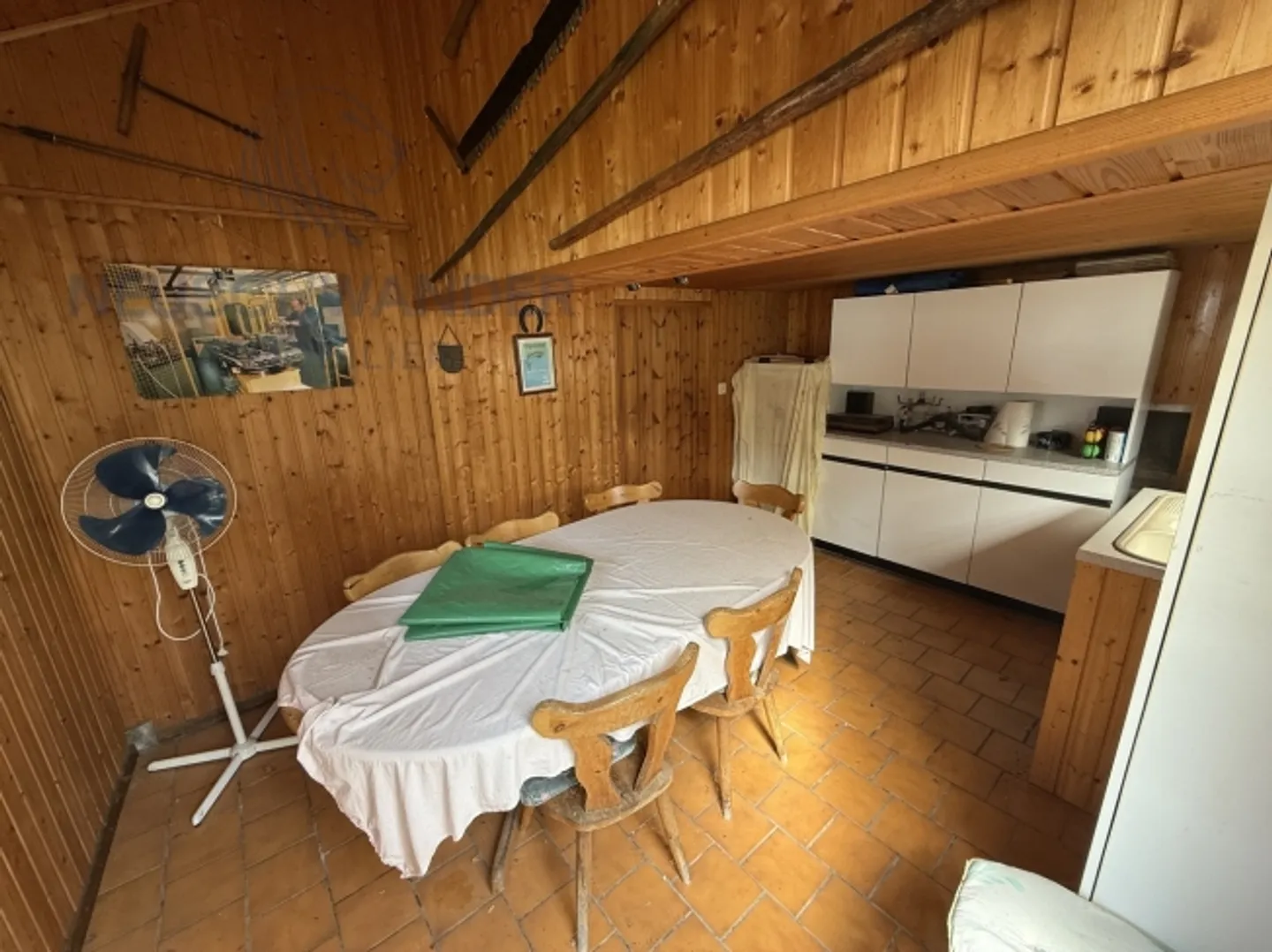 Alto potenziale per questa casa idealmente situata con 2 appartamenti - Foto 8 di 20