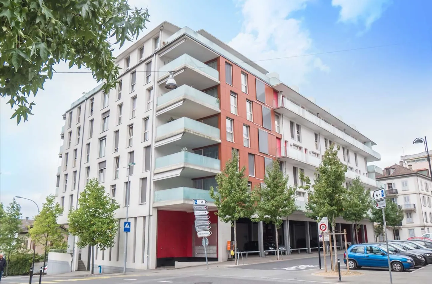 Place de parking avec couverture de voiture - Photo 2 sur 2