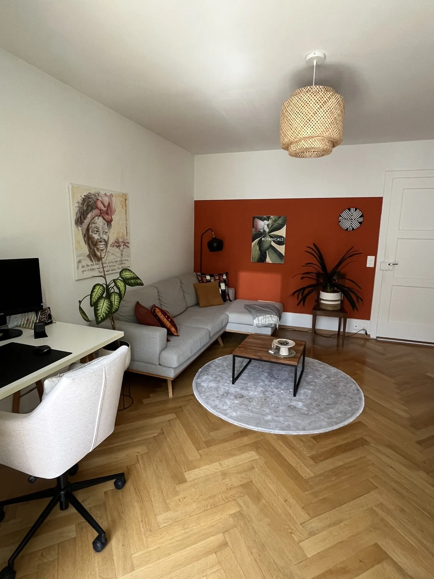 Charming Apartment with Balcony - Photo 4 of 6