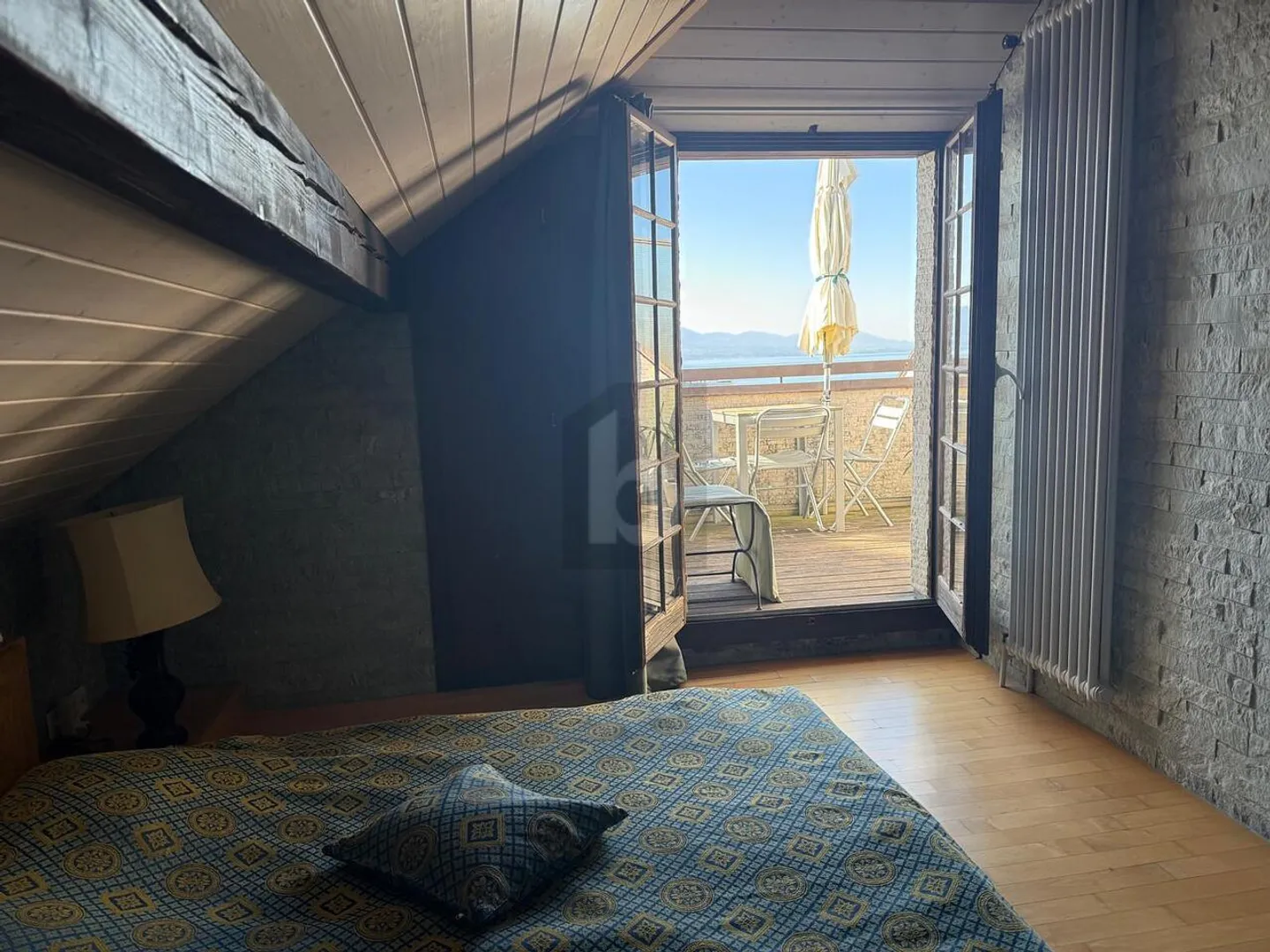 MAGNIFICENT FURNISHED PENTHOUSE, BETWEEN LAKE AND TRAIN STATION! - Photo 4 of 6