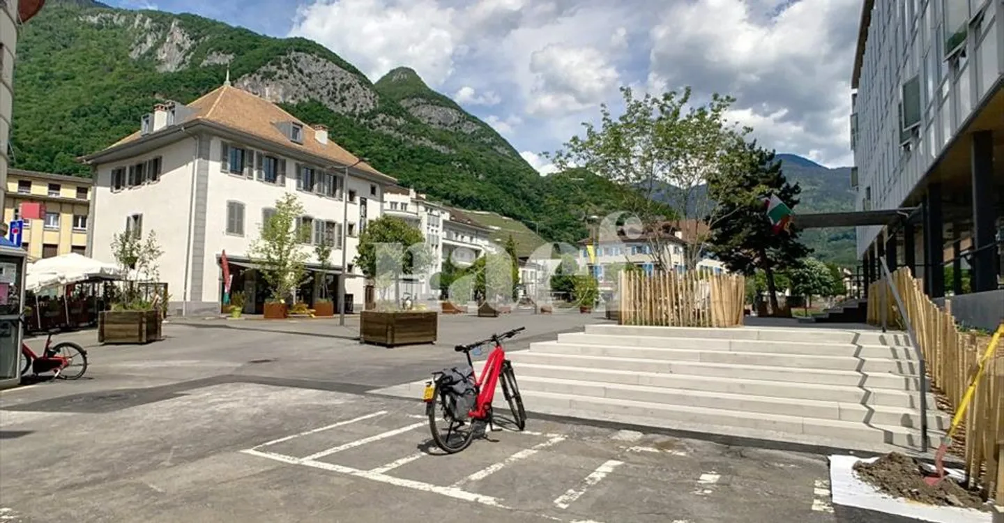 Mixed-use building for rent - Photo 2 of 19