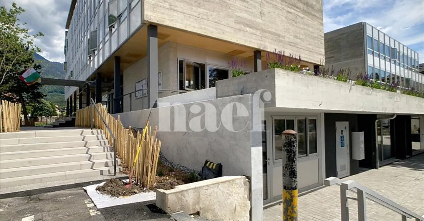 Mixed-use building for rent - Photo 6 of 19