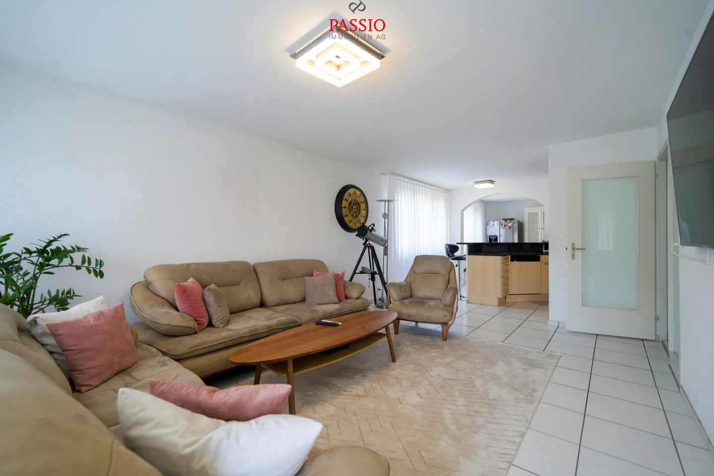 Spacious 6.5-room apartment with panoramic views and two balconies - Photo 1 of 26