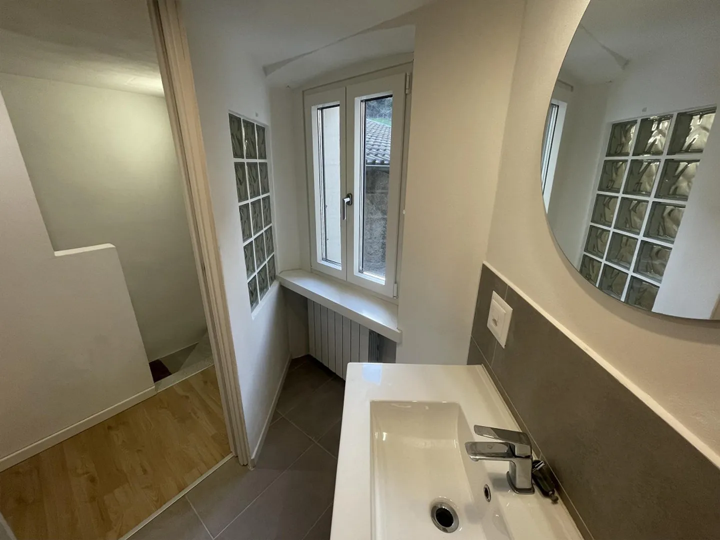 WUNDERSCHÖNES 3.5 HAUS VOLLSTÄNDIG RENOVIERT - Foto 5 von 13