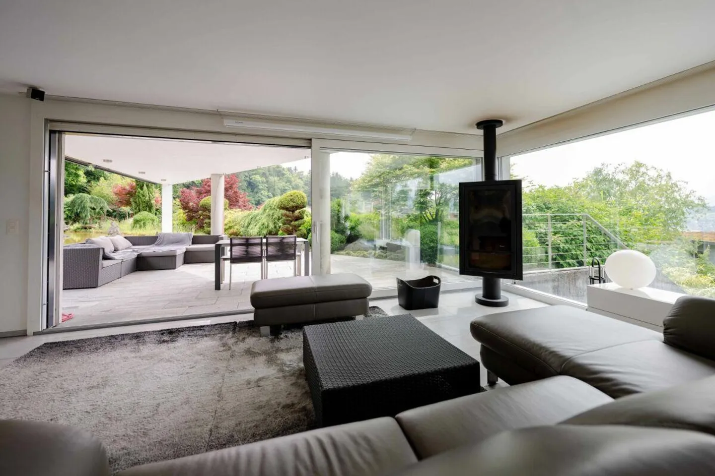 Exclusive 5.5-room property in elevated hillside location - Photo 2 of 5