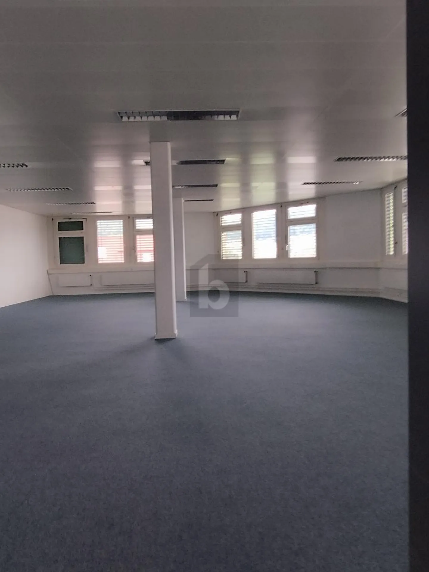 WELL LOCATED AND SPACIOUS - Photo 4 of 6