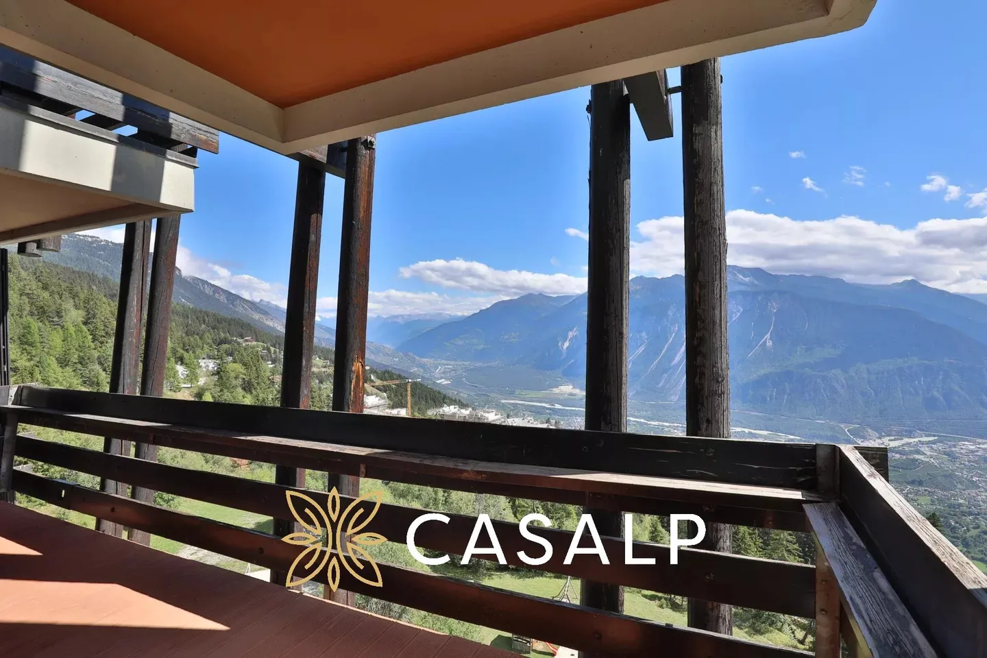 Charming Apartment with Panoramic Views - Photo 15 of 19