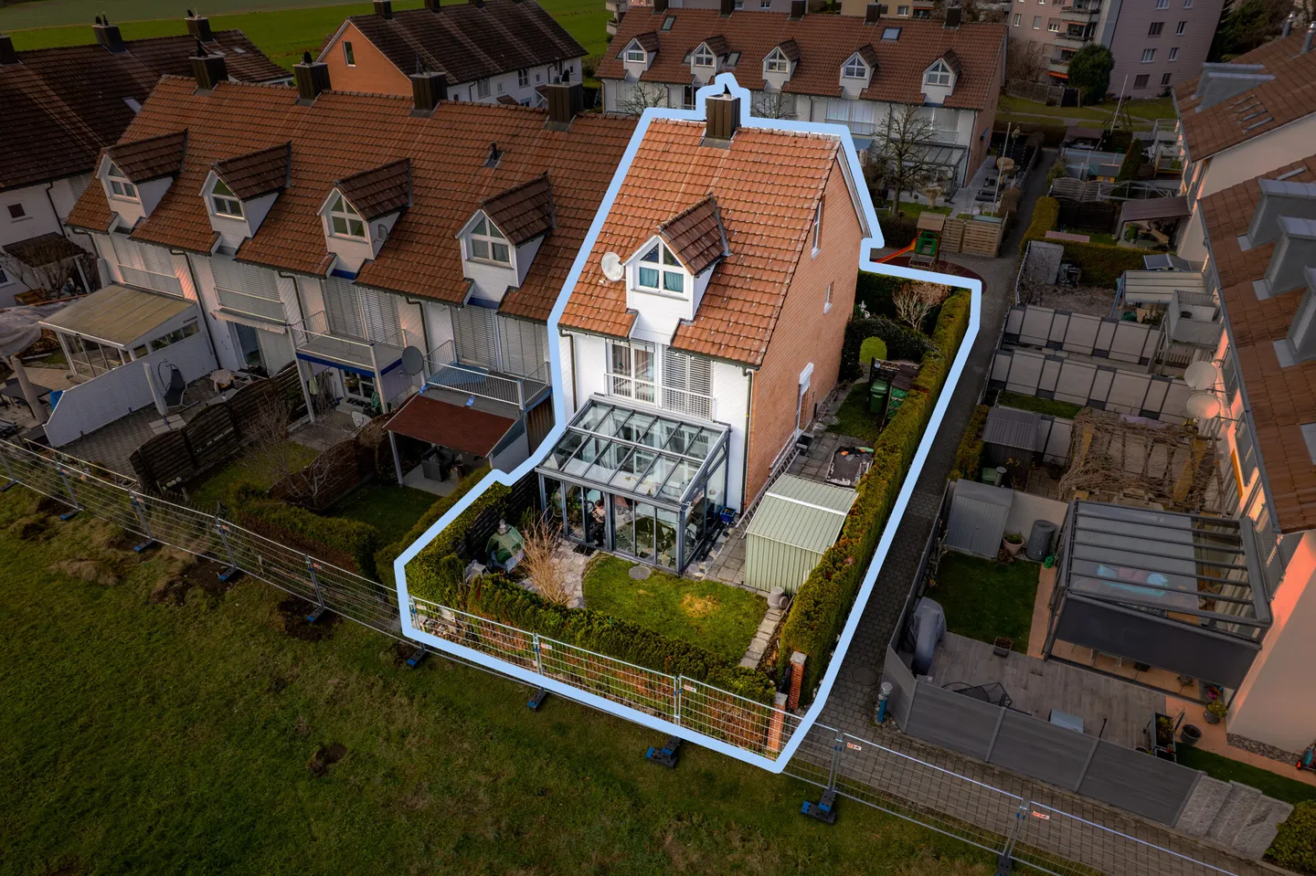 Incantevole casa angolare in un tranquillo quartiere residenziale - Foto 3 di 17