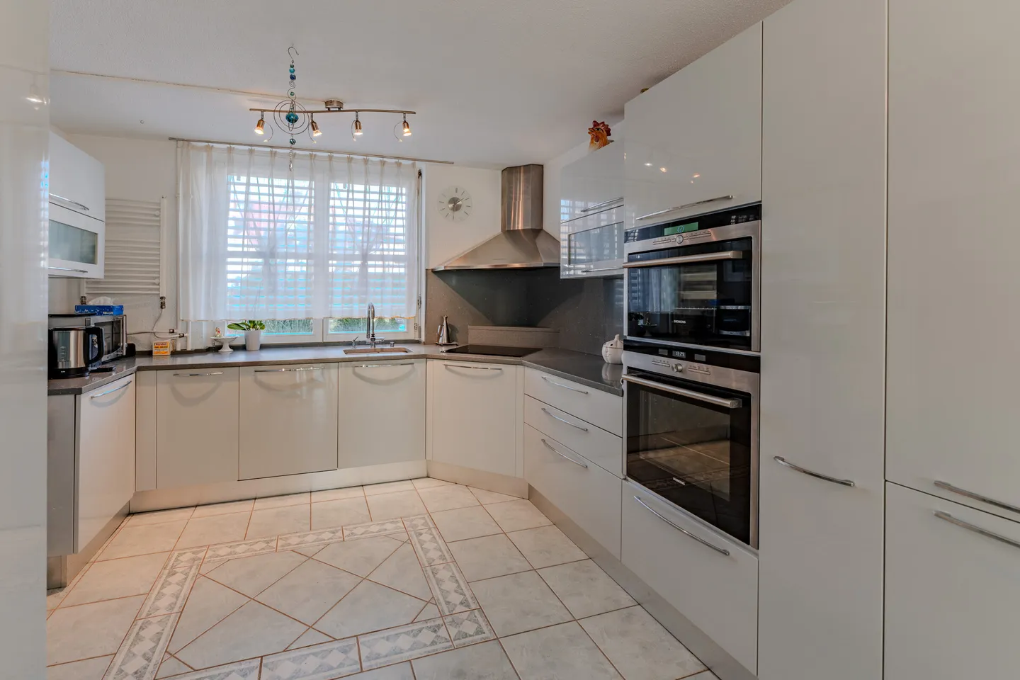 Incantevole casa angolare in un tranquillo quartiere residenziale - Foto 7 di 17