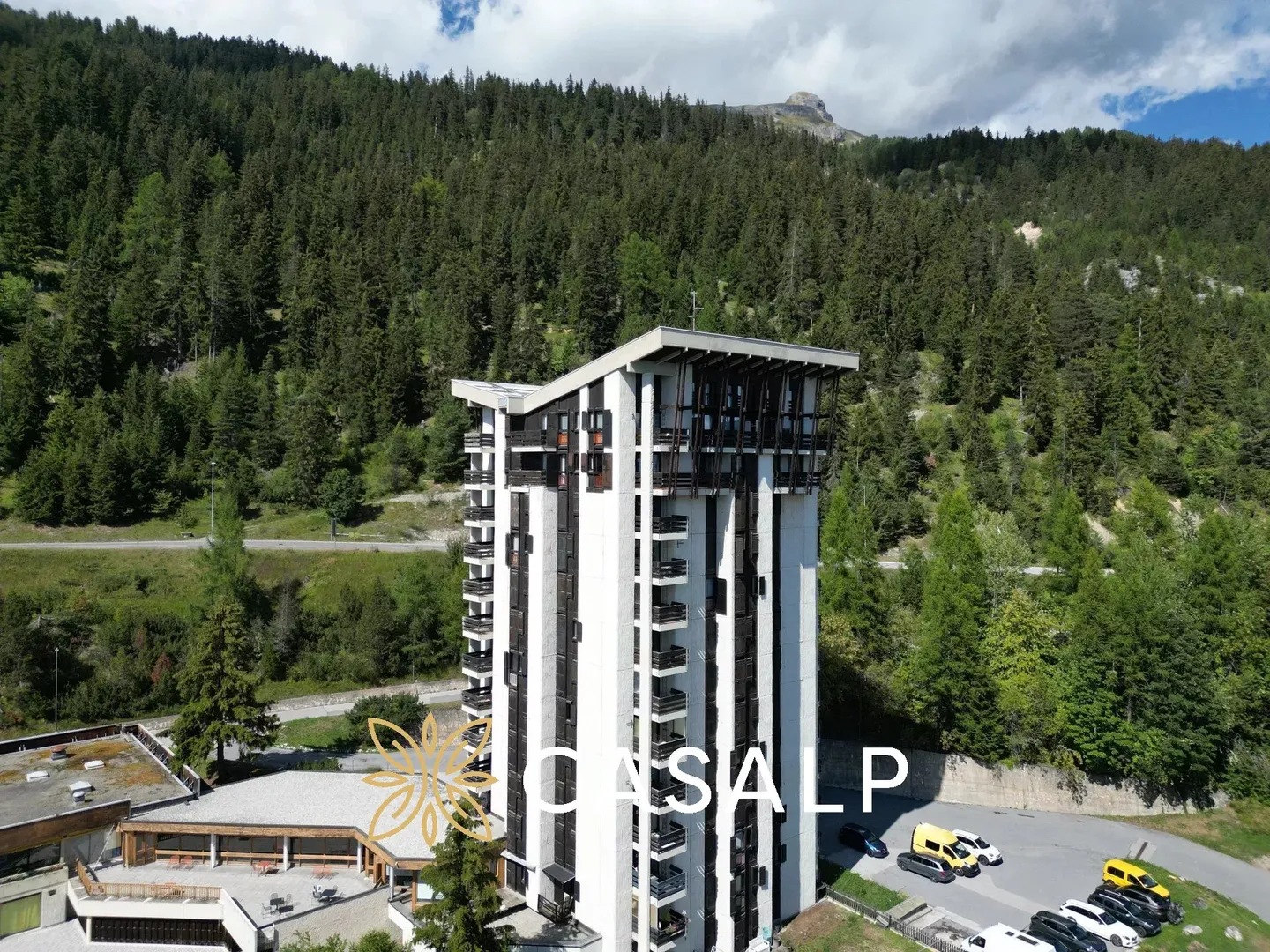 Charming Apartment with Panoramic Views - Photo 18 of 19