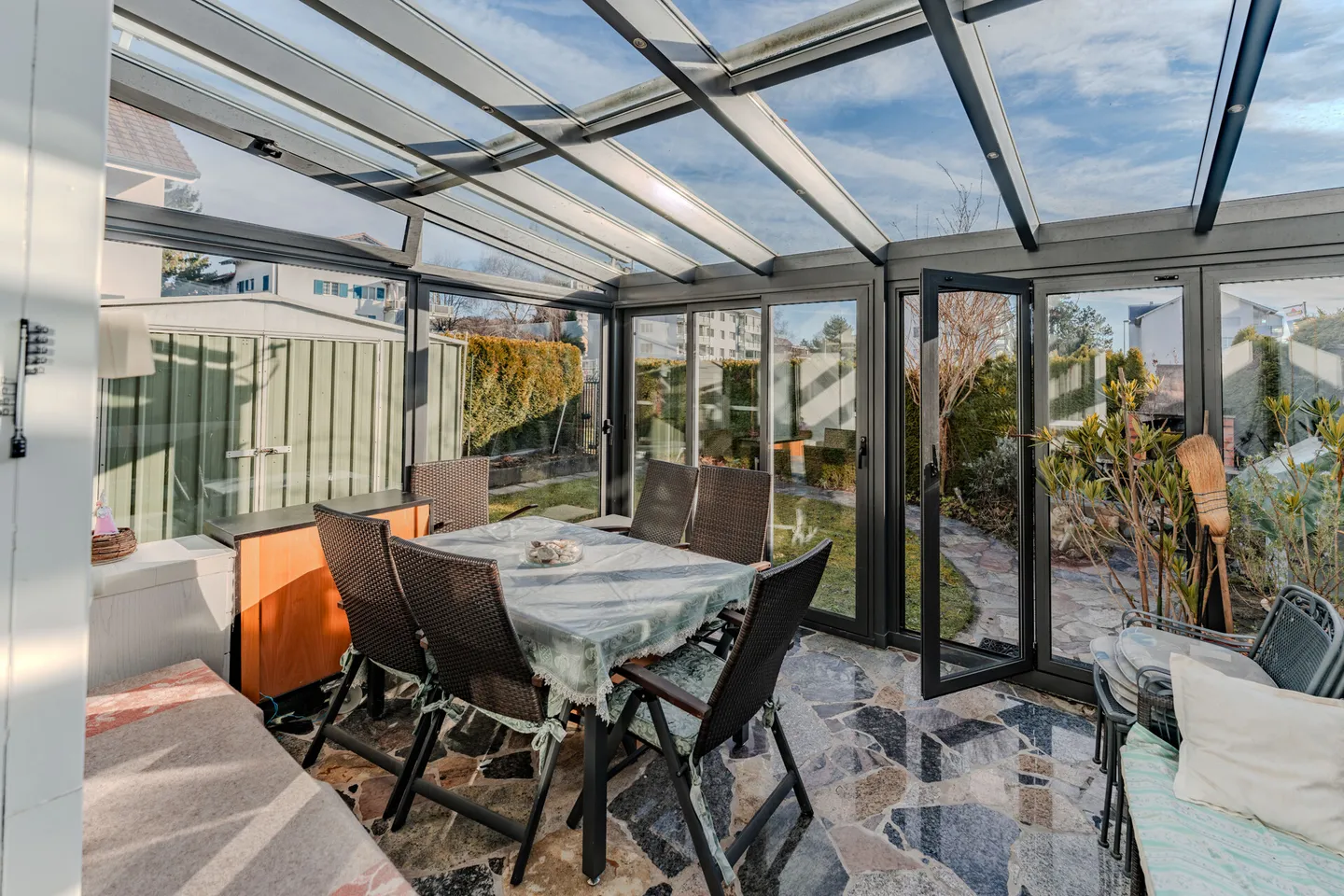 Incantevole casa angolare in un tranquillo quartiere residenziale - Foto 5 di 17