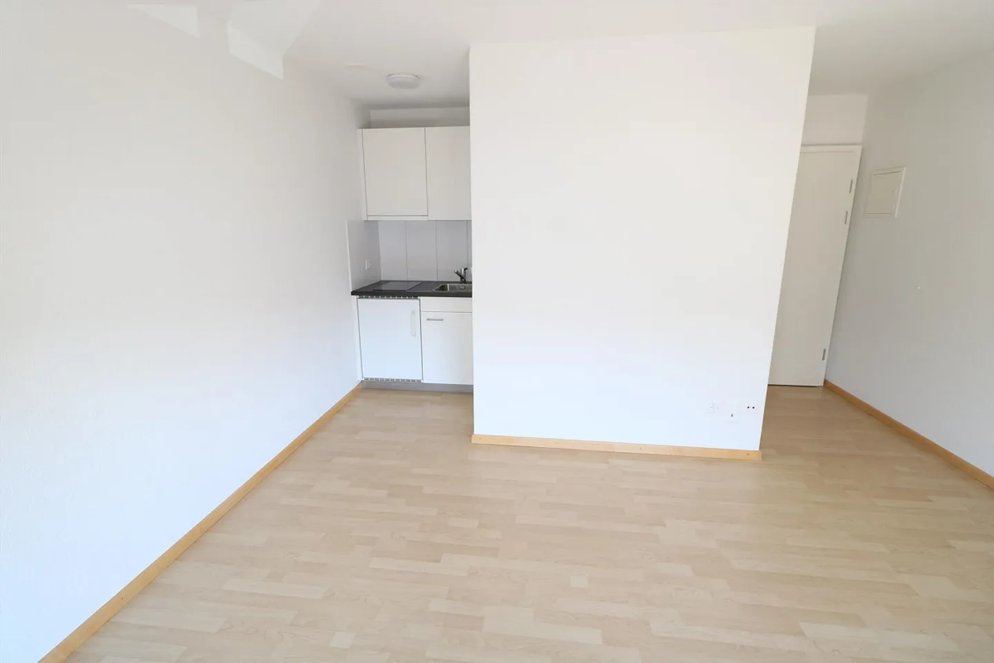 Complètement rénové avec balcon - Photo 1 sur 4