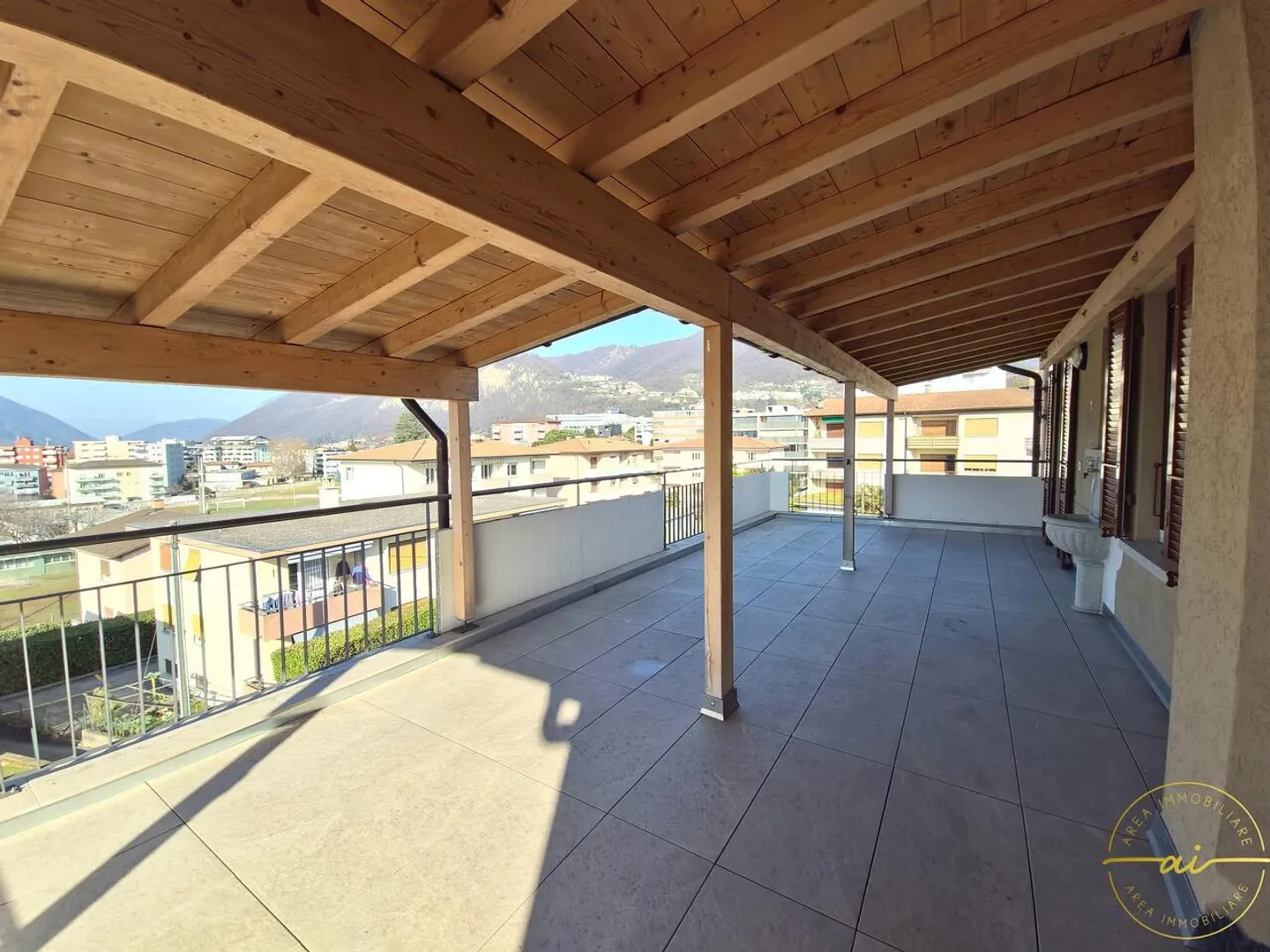 APPARTEMENT DE 4 PIÈCES AVEC GRANDE TERRASSE COUVERTE À MENDRISIO - Photo 1 sur 13