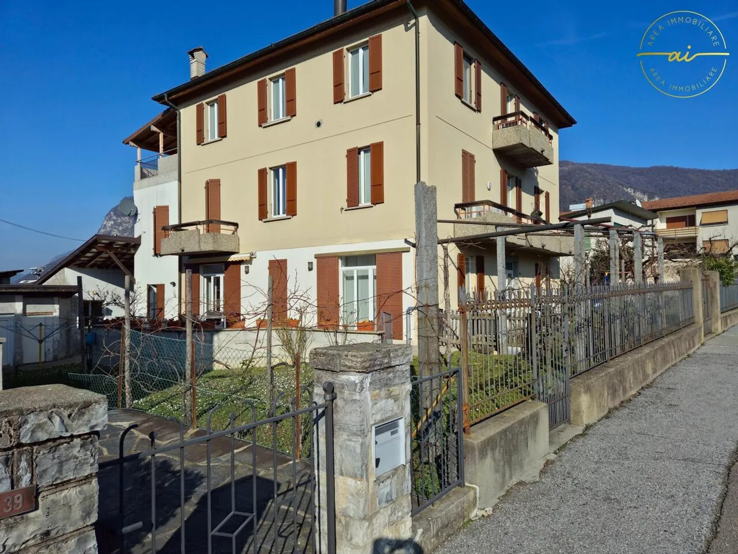 APPARTEMENT DE 4 PIÈCES AVEC GRANDE TERRASSE COUVERTE À MENDRISIO - Photo 2 sur 13