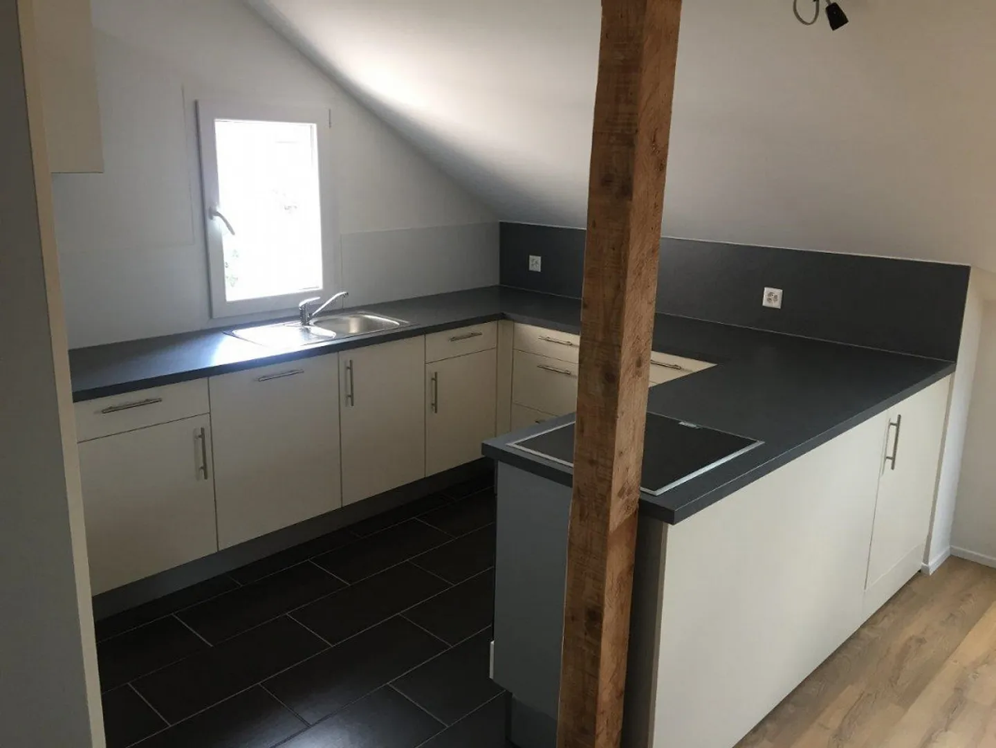 Central located, spacious 2.5 room penthouse apartment (first occupancy) - Photo 4 of 5