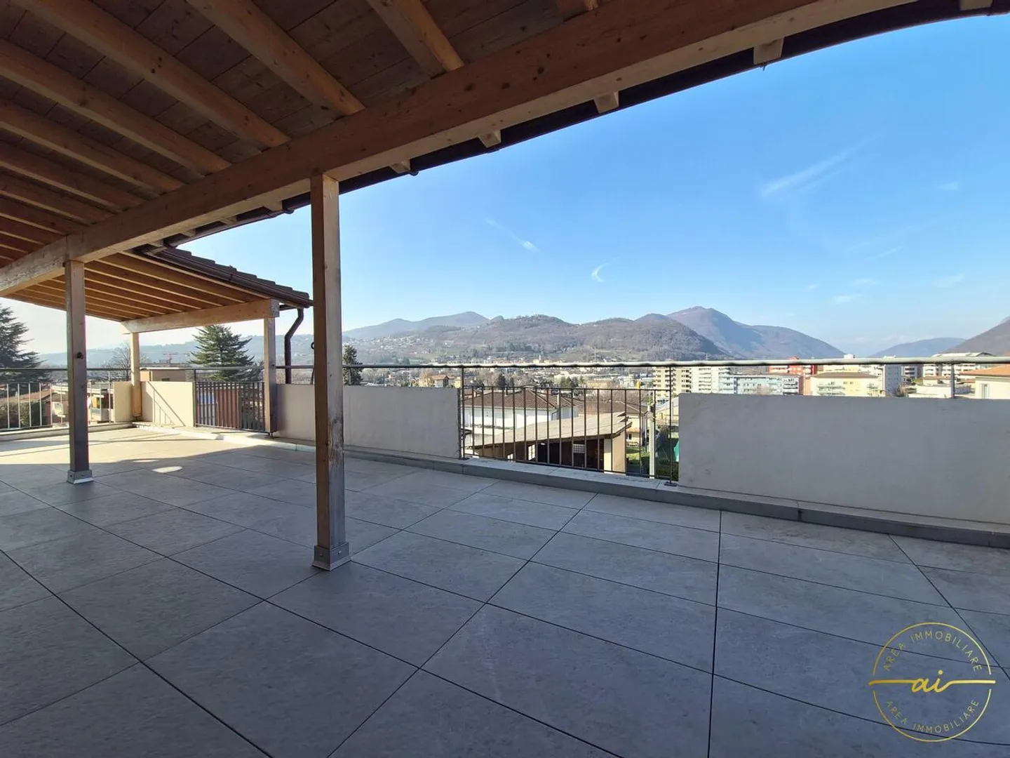APPARTEMENT DE 4 PIÈCES AVEC GRANDE TERRASSE COUVERTE À MENDRISIO - Photo 6 sur 13