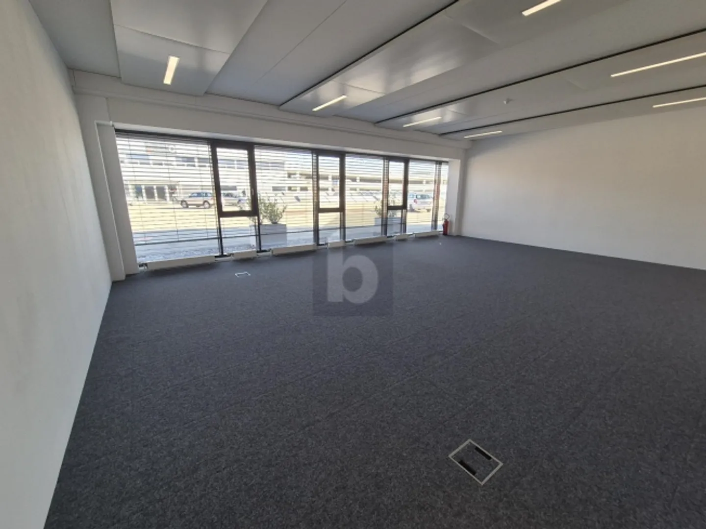 BUREAU ATTRACTIF ET LUMINEUX - Photo 2 sur 5