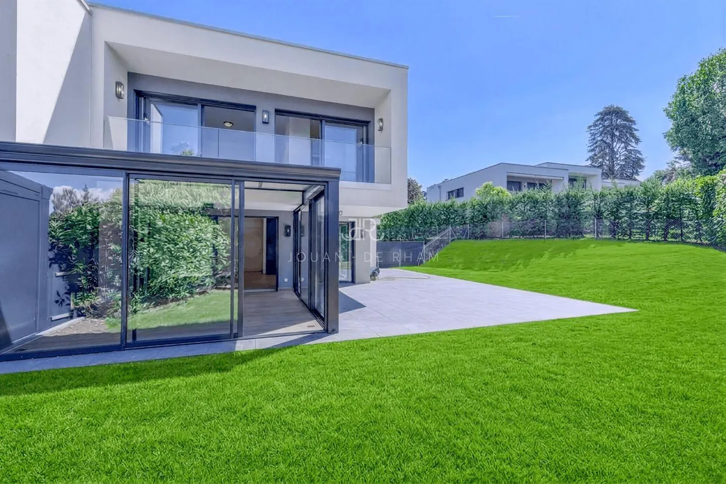 Magnificent modern villa near the lake - Photo 1 of 11