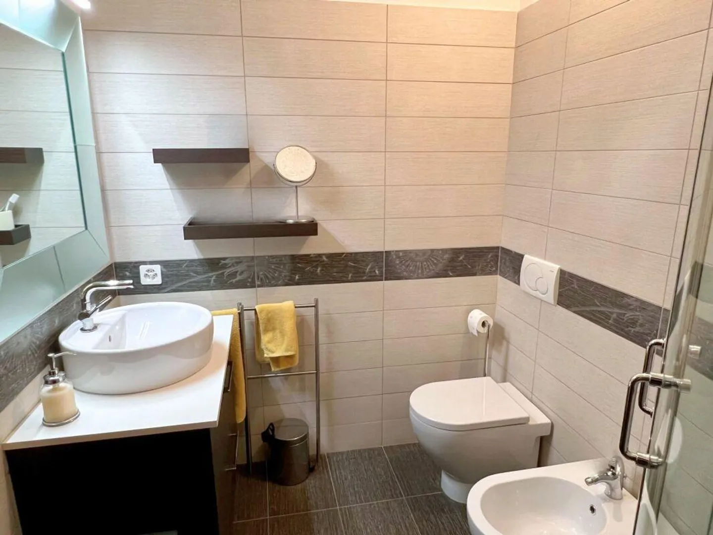 Elegant villa with large garden and two attached apartments - Photo 15 of 19