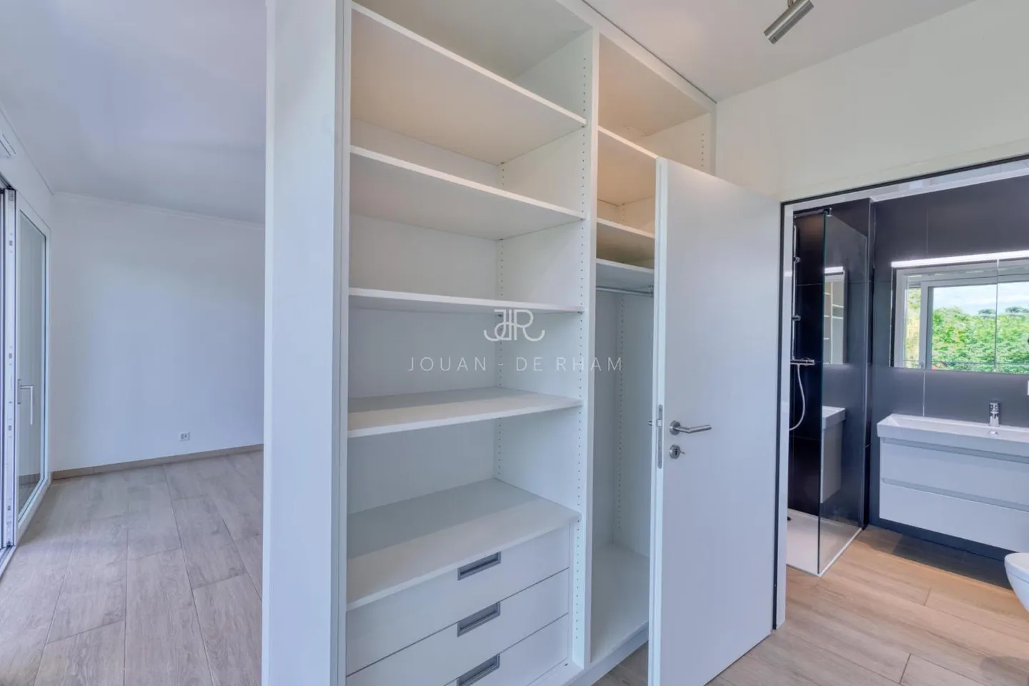 Magnificent modern villa near the lake - Photo 7 of 11