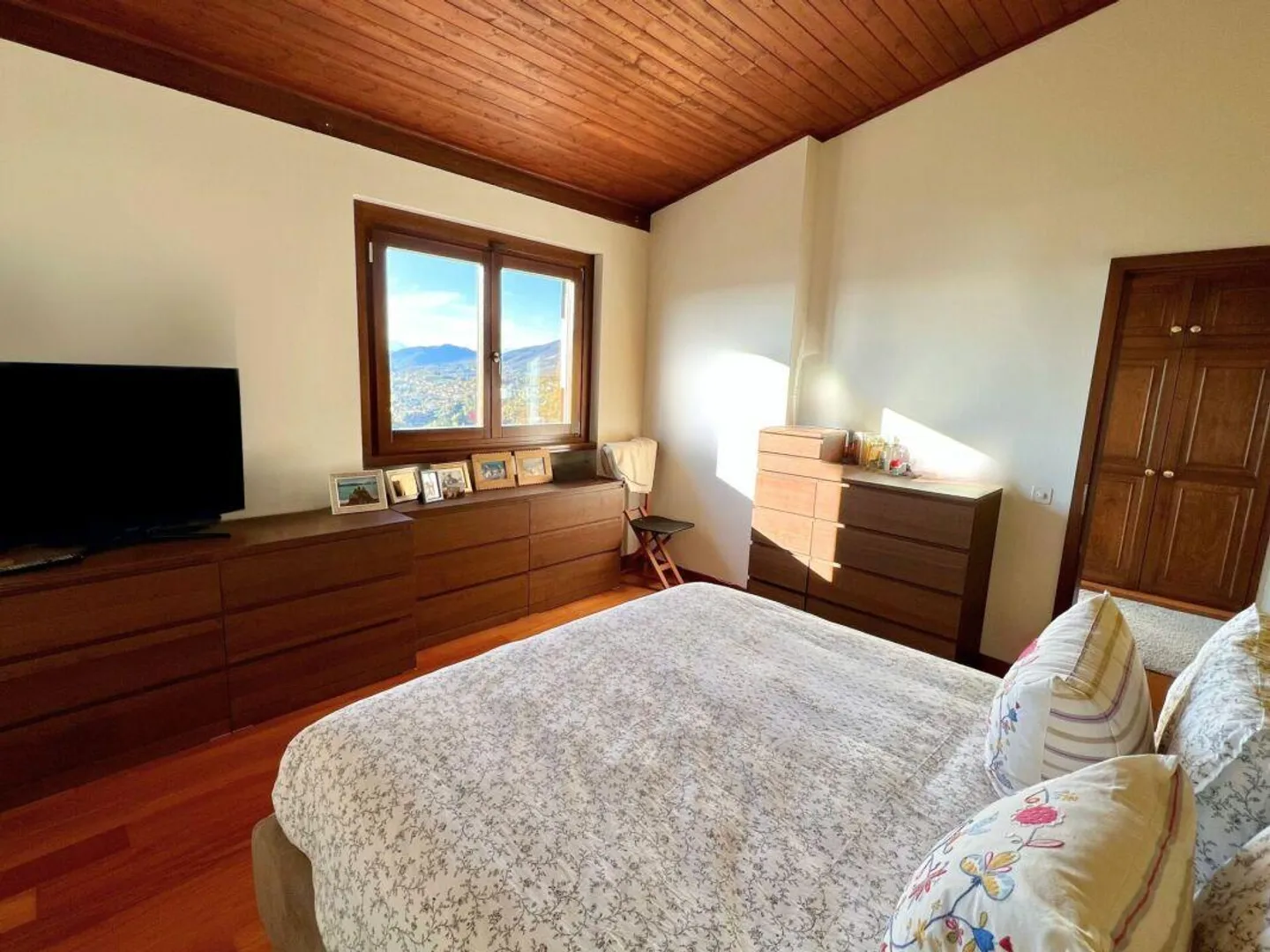 Elegant villa with large garden and two attached apartments - Photo 7 of 19