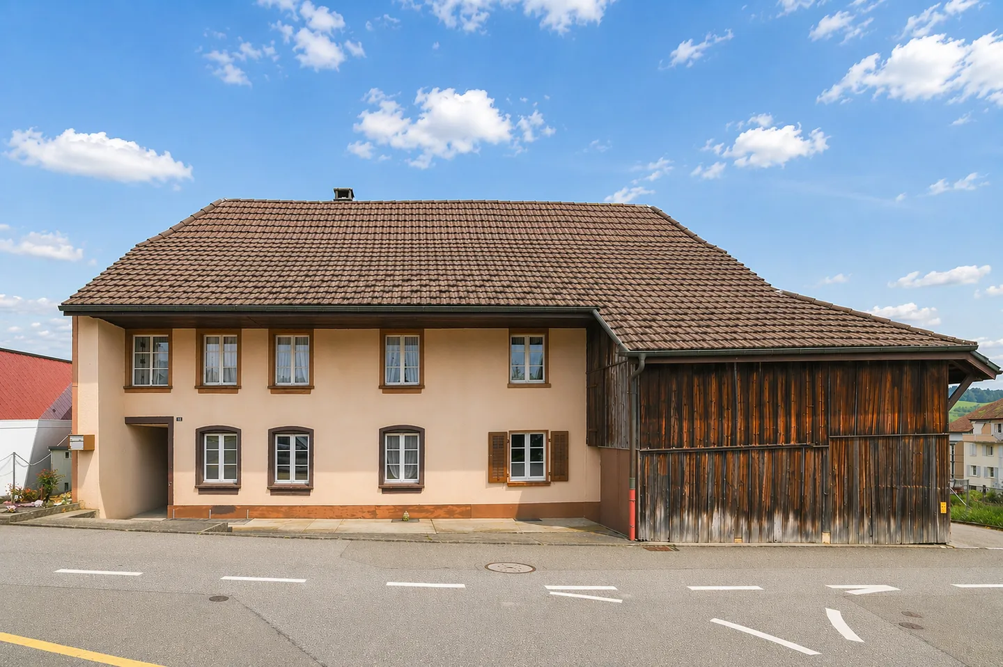 Charmantes Zweifamilienhaus mit Garten - Foto 2 von 19