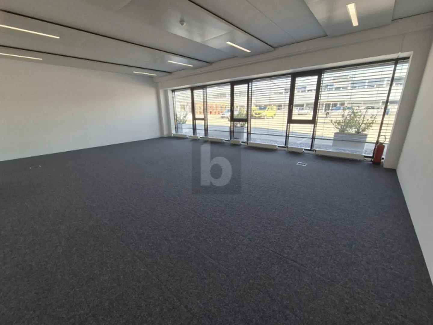 BUREAU ATTRACTIF ET LUMINEUX - Photo 4 sur 5