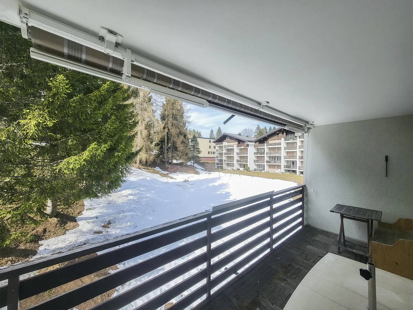 Studio 1½ pièces confortable avec grande baie vitrée dans le Waldhaus - Photo 7 sur 9