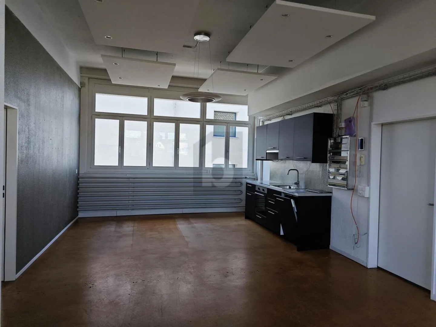 Mixed-use building for rent - Photo 4 of 6