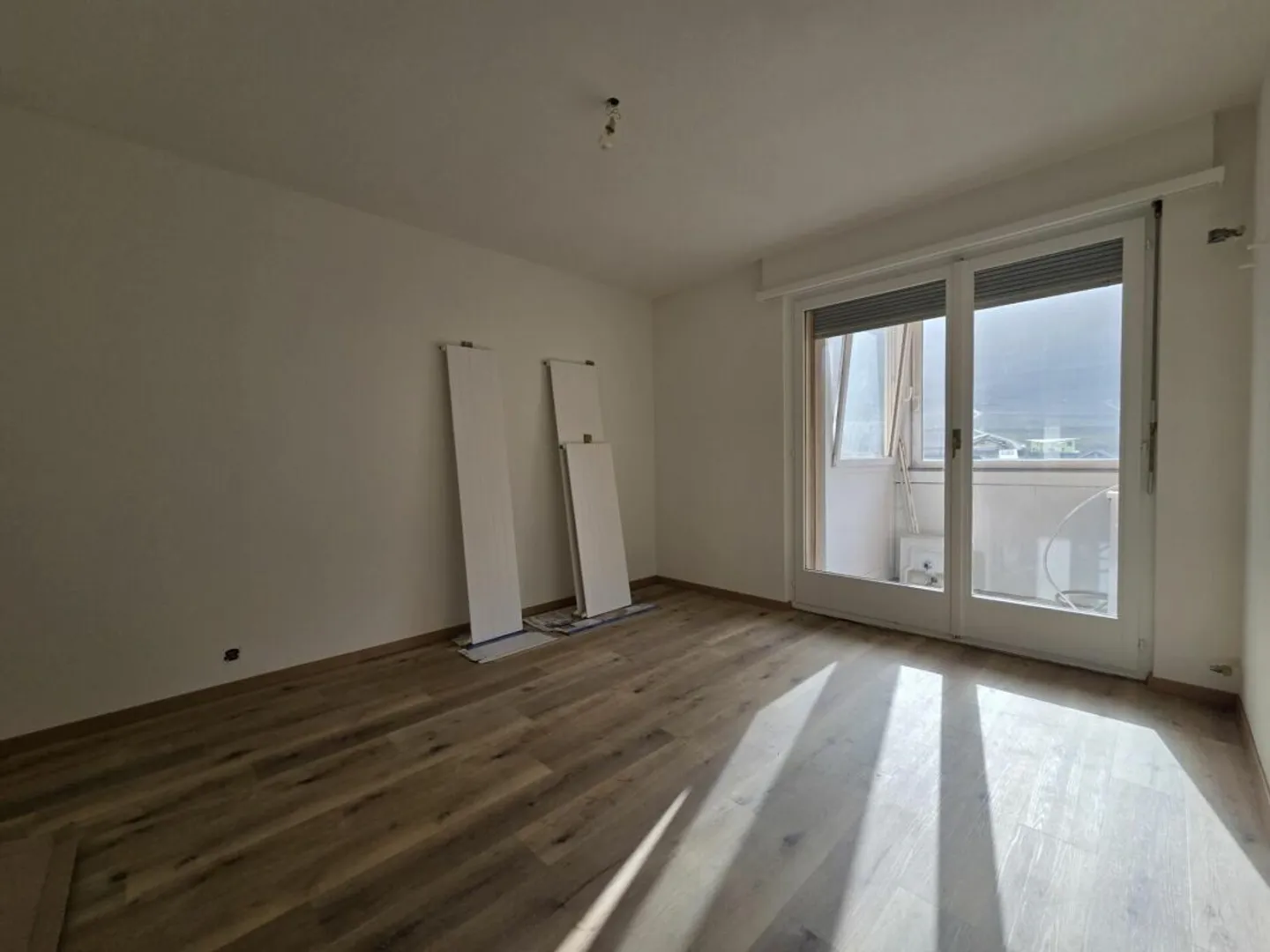 RENOVE - helles 3,5-Zimmer mit Parkplatz am Eingang von Saxon - Foto 3 von 7