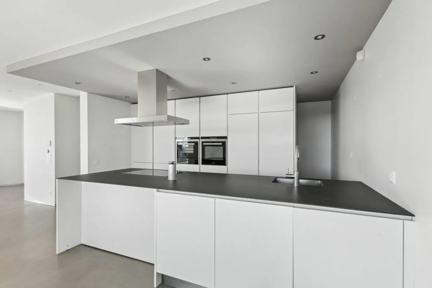 Villa contemporaine avec deux jardins et vue panoramique - Photo 2 sur 10