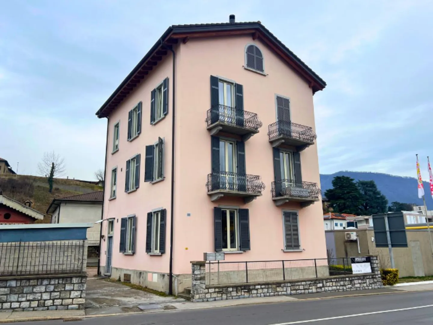 Maison plurifamiliale spacieuse sur trois niveaux à Balerna - Photo 1 sur 13