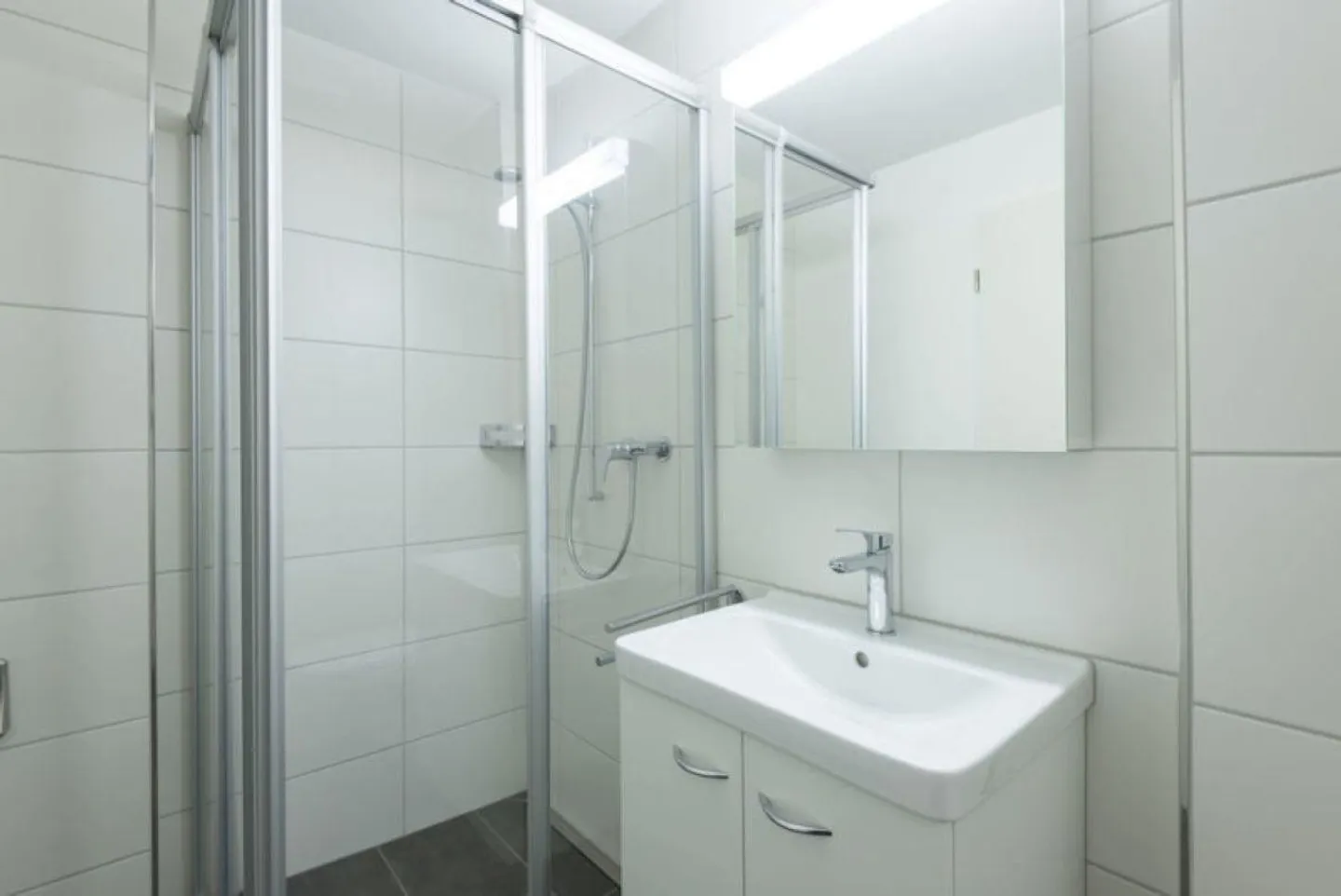 Spacious and bright apartment in an idyllic location - Photo 5 of 9