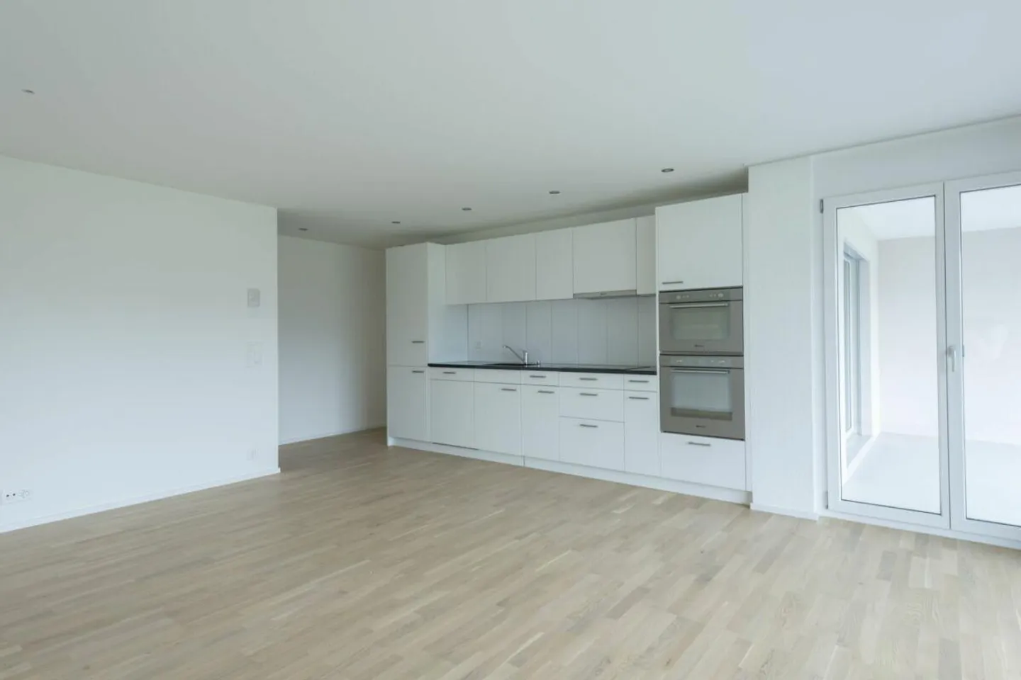 Spacious and bright apartment in an idyllic location - Photo 3 of 9