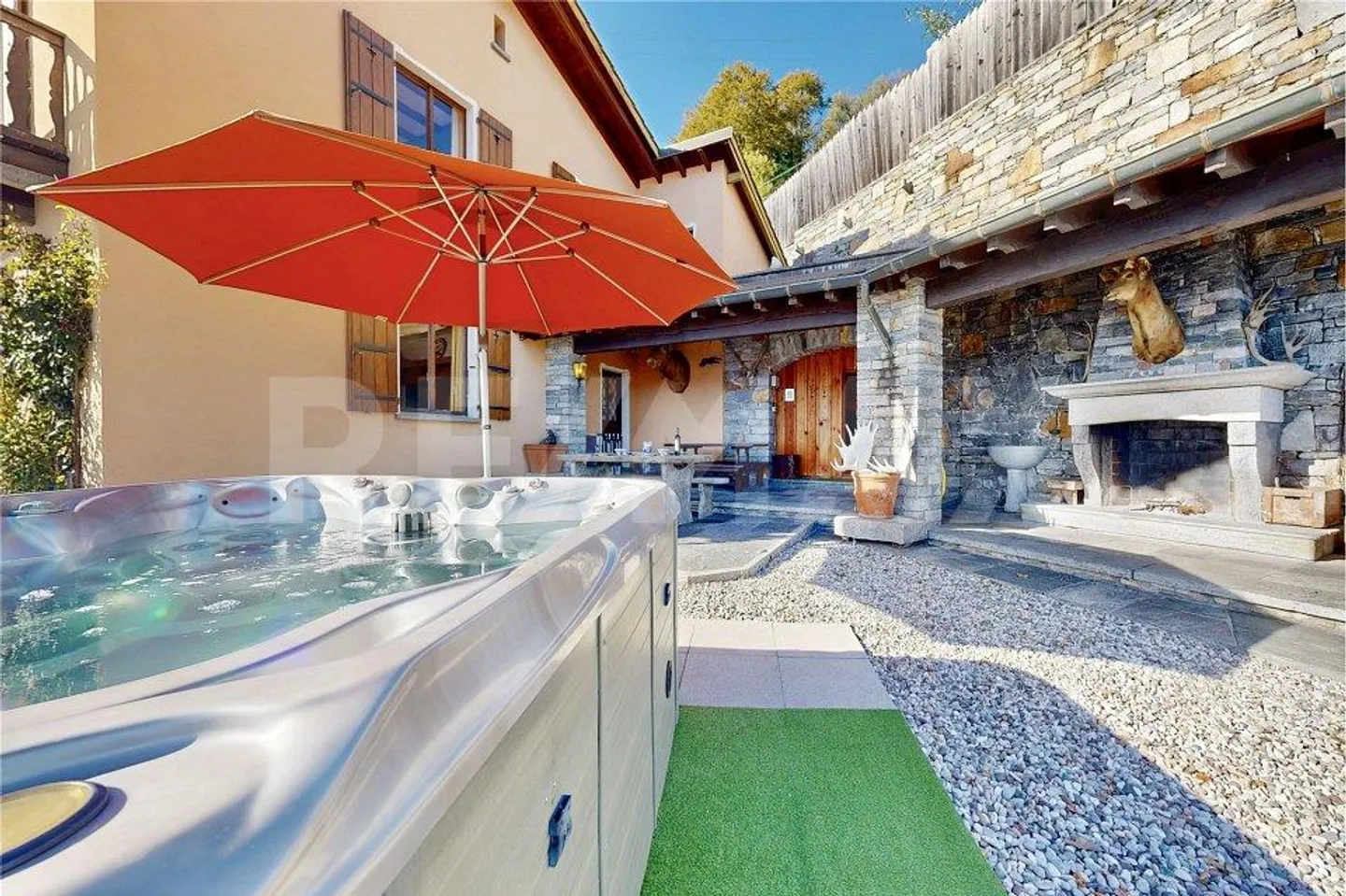 Alpine Elegance with Unique View - Photo 9 of 13