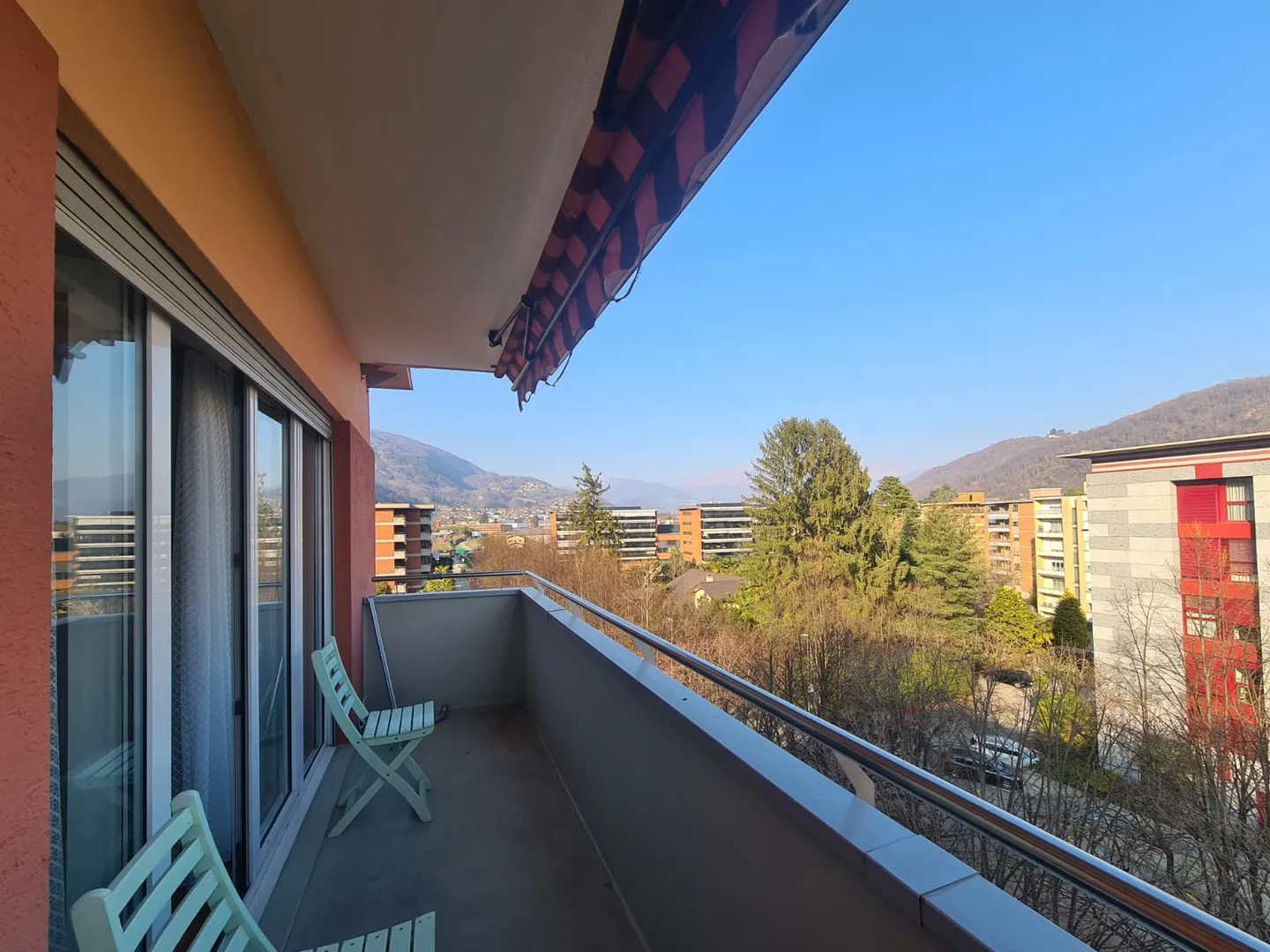 Sonnige 2.5-Zimmer-Wohnung mit wunderschönem Weitblick - Foto 1 von 6