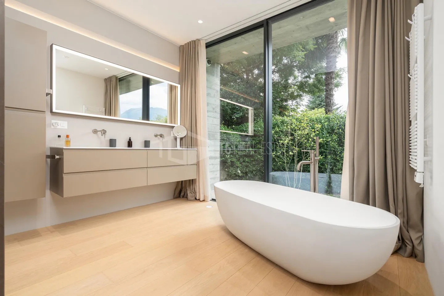 Elegante villa moderna nel verde - Foto 2 di 13